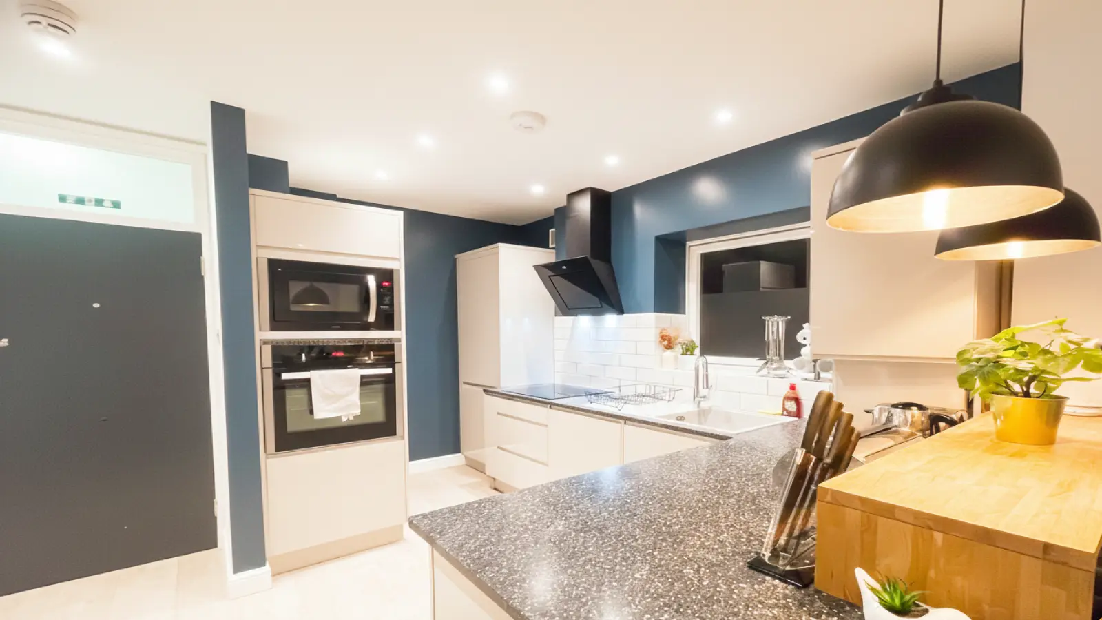 Flat Harvist Road in Greater London