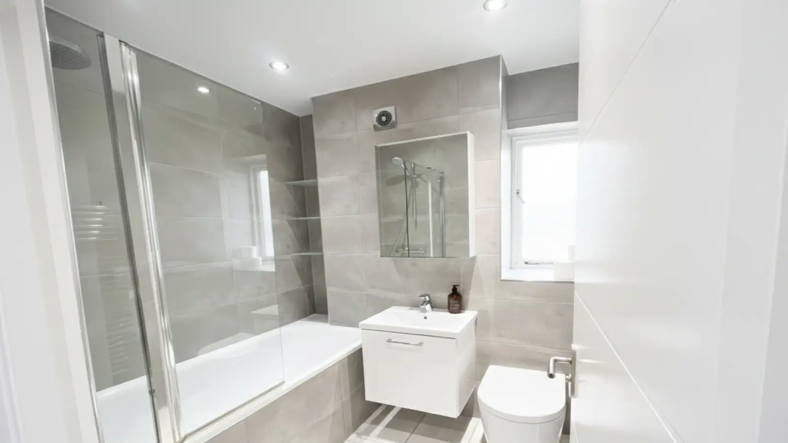Flat Harvist Road in Greater London