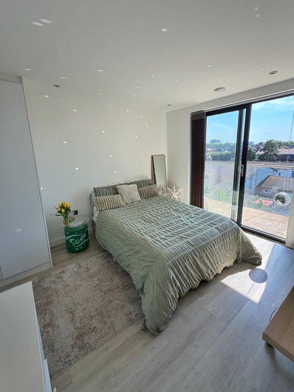Room East Road in Greater London