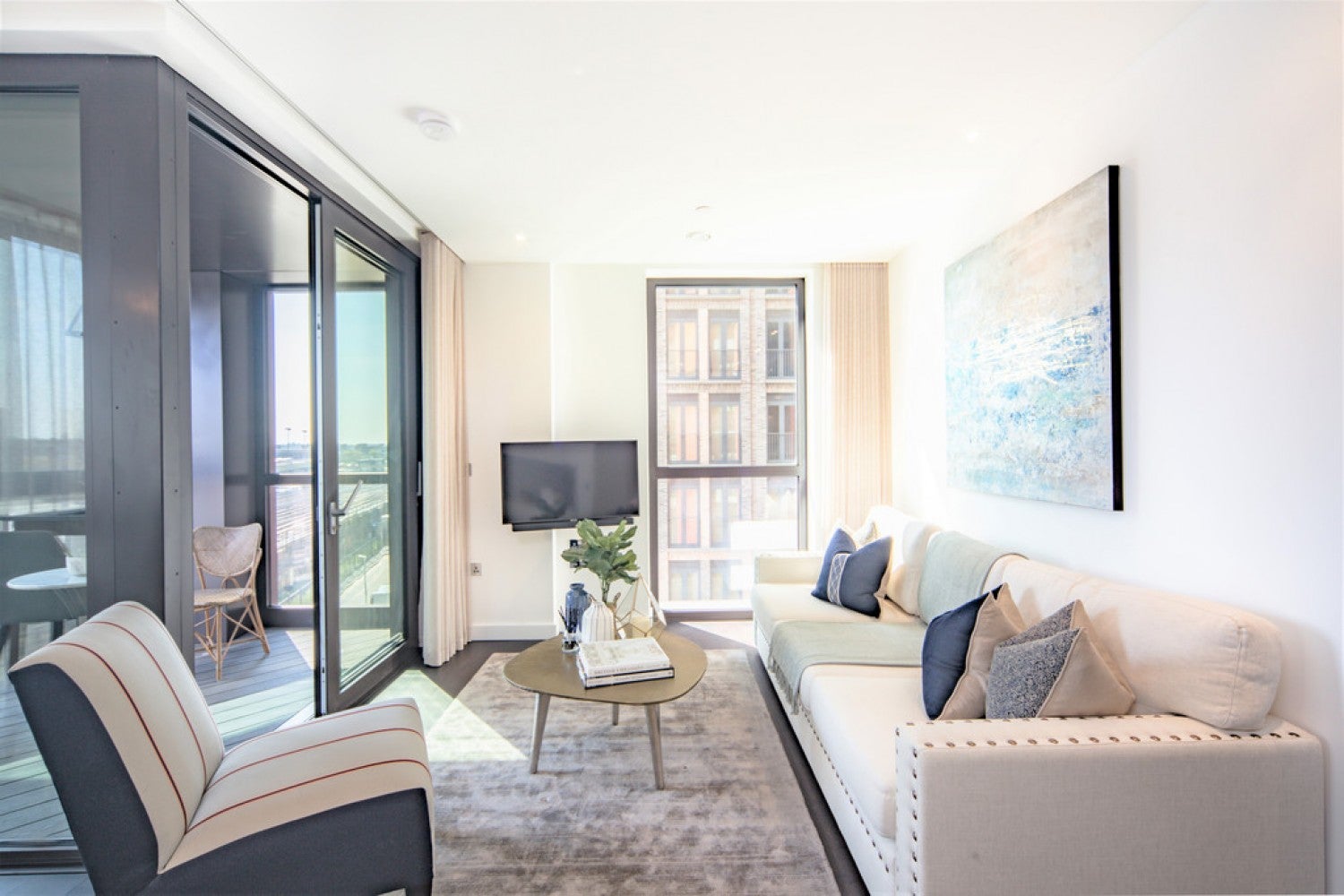 Flat Ponton Road in Greater London