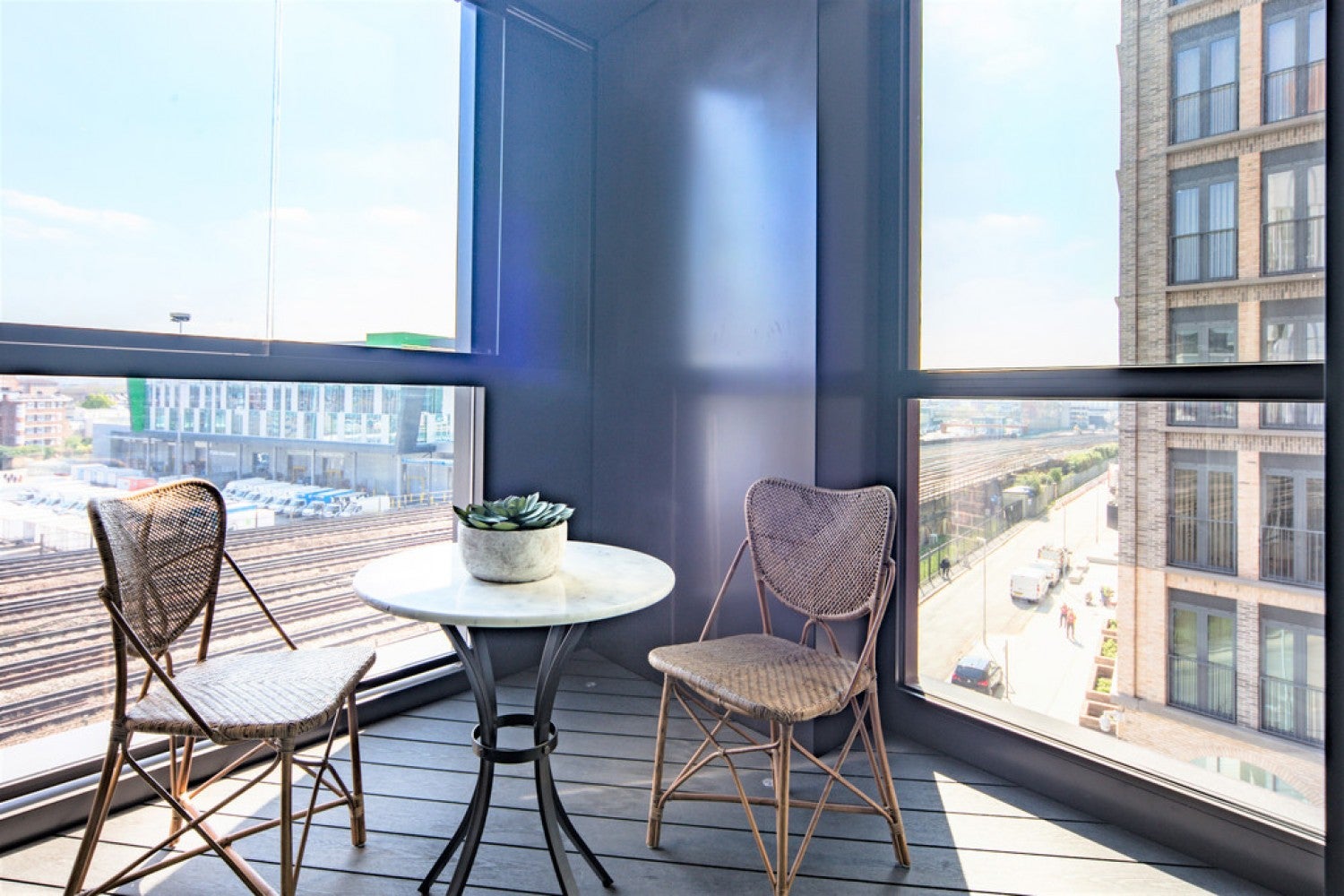 Flat Ponton Road in Greater London