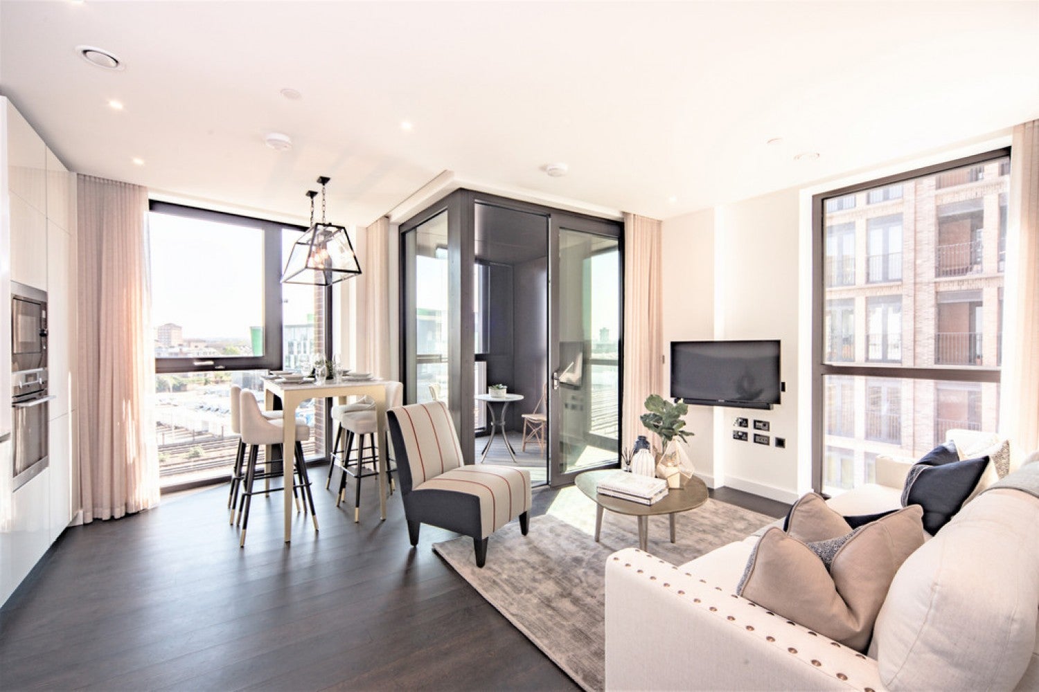Flat Ponton Road in Greater London