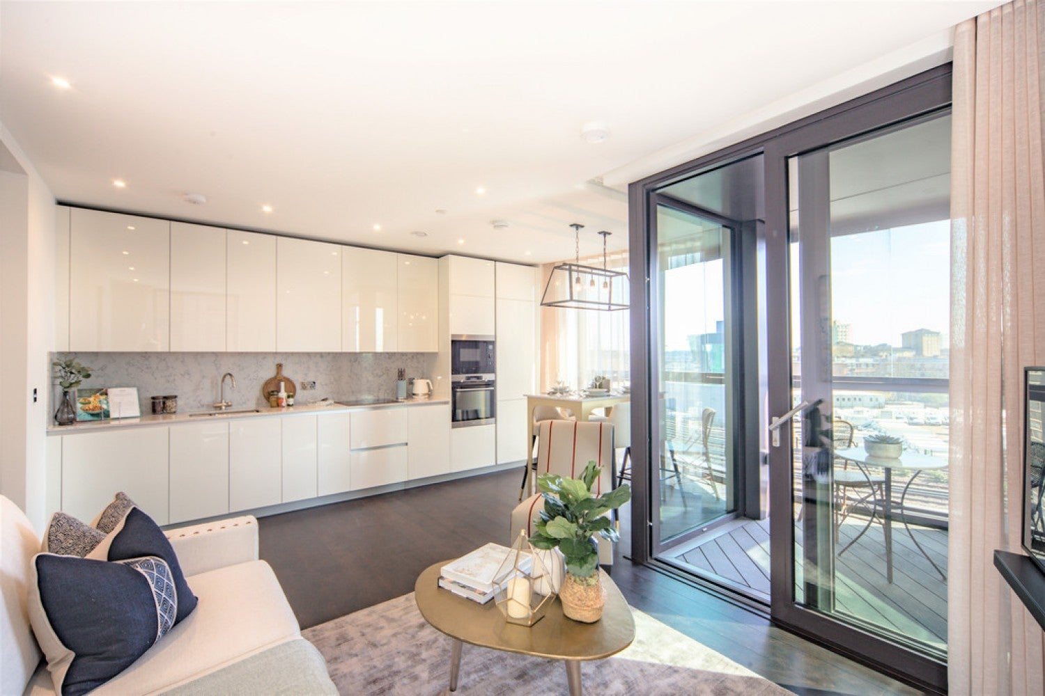 Flat Ponton Road in Greater London