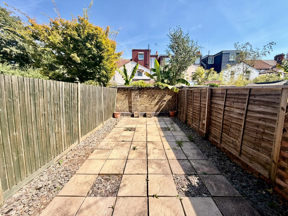 House Littlewood Close in Greater London