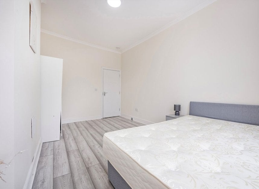 Flat Kew Bridge Road in Greater London