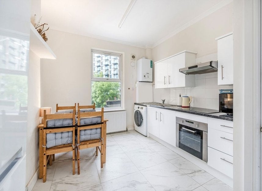 Flat Kew Bridge Road in Greater London