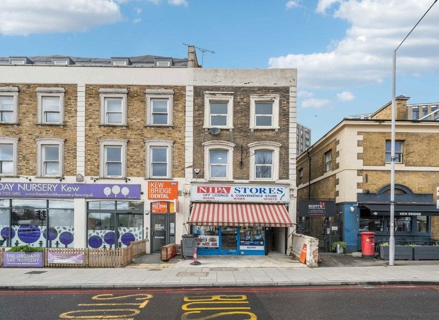 Flat Kew Bridge Road in Greater London