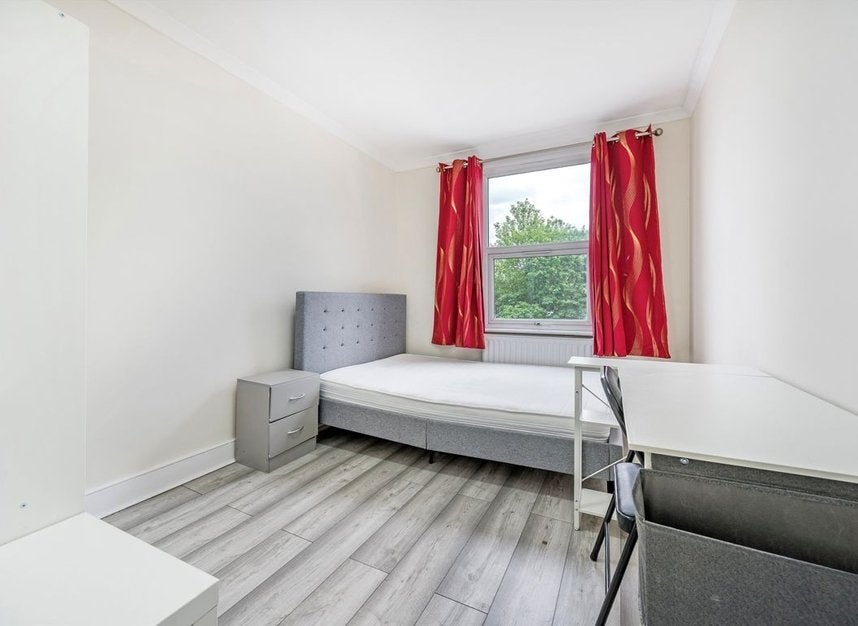Flat Kew Bridge Road in Greater London