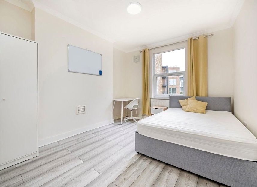 Flat Kew Bridge Road in Greater London