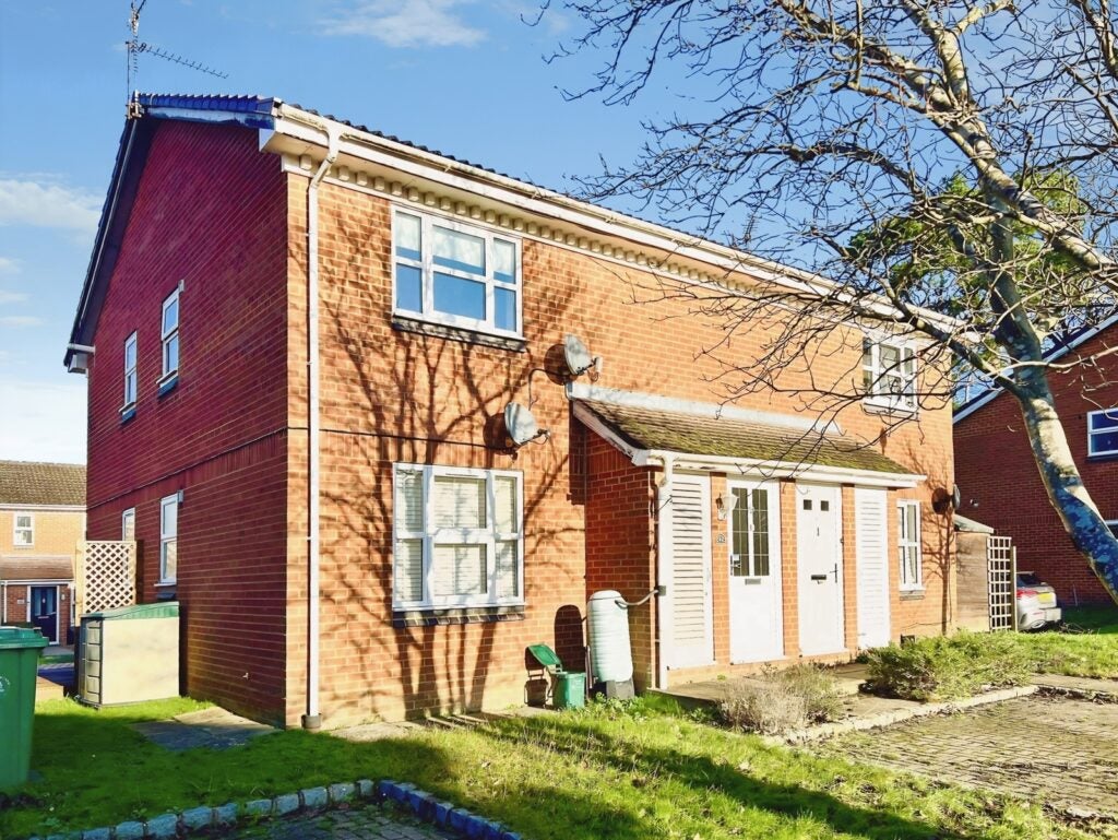 Flat Briar Avenue in Surrey Heath