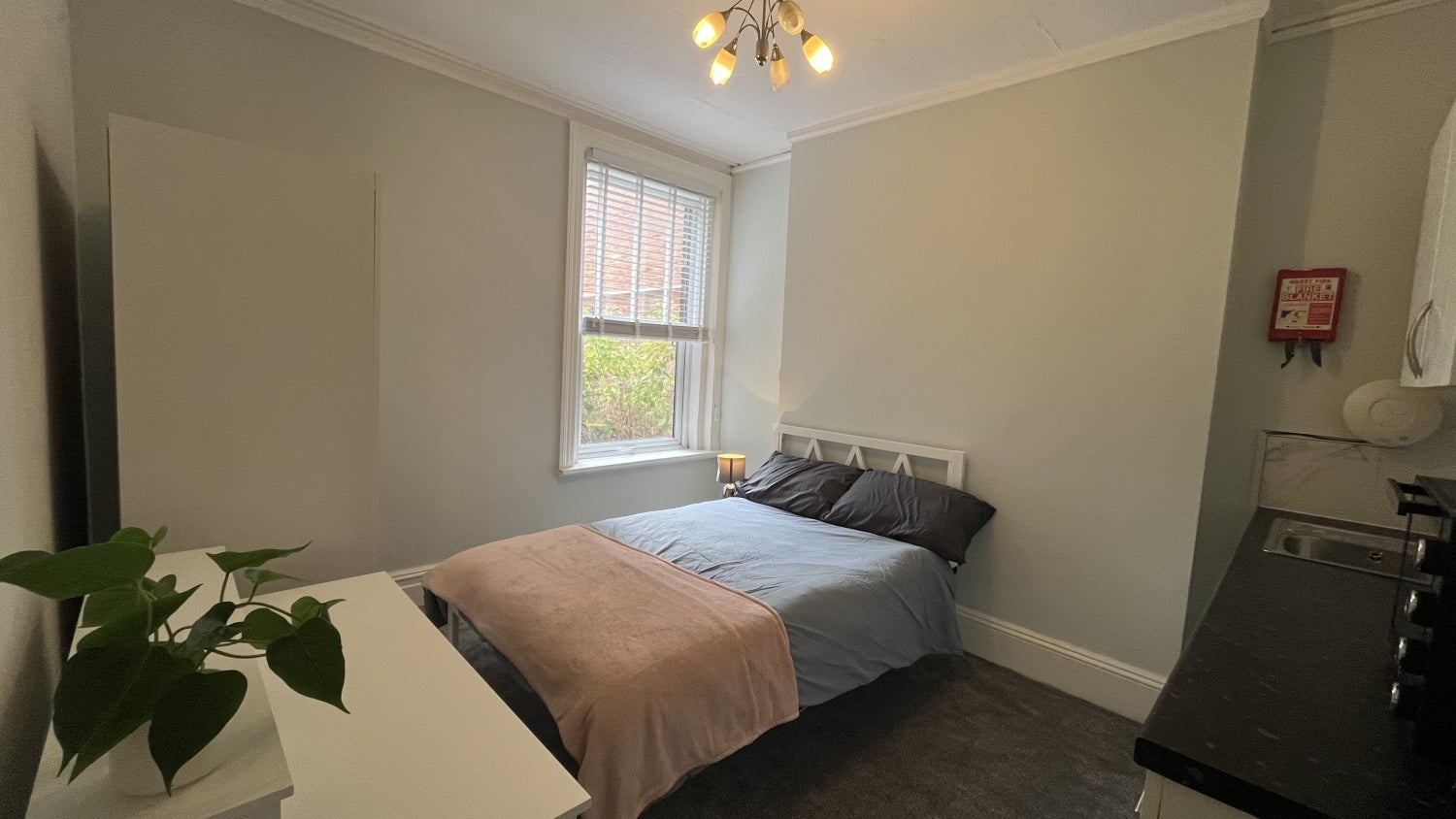 Room Ashley Road in Poole