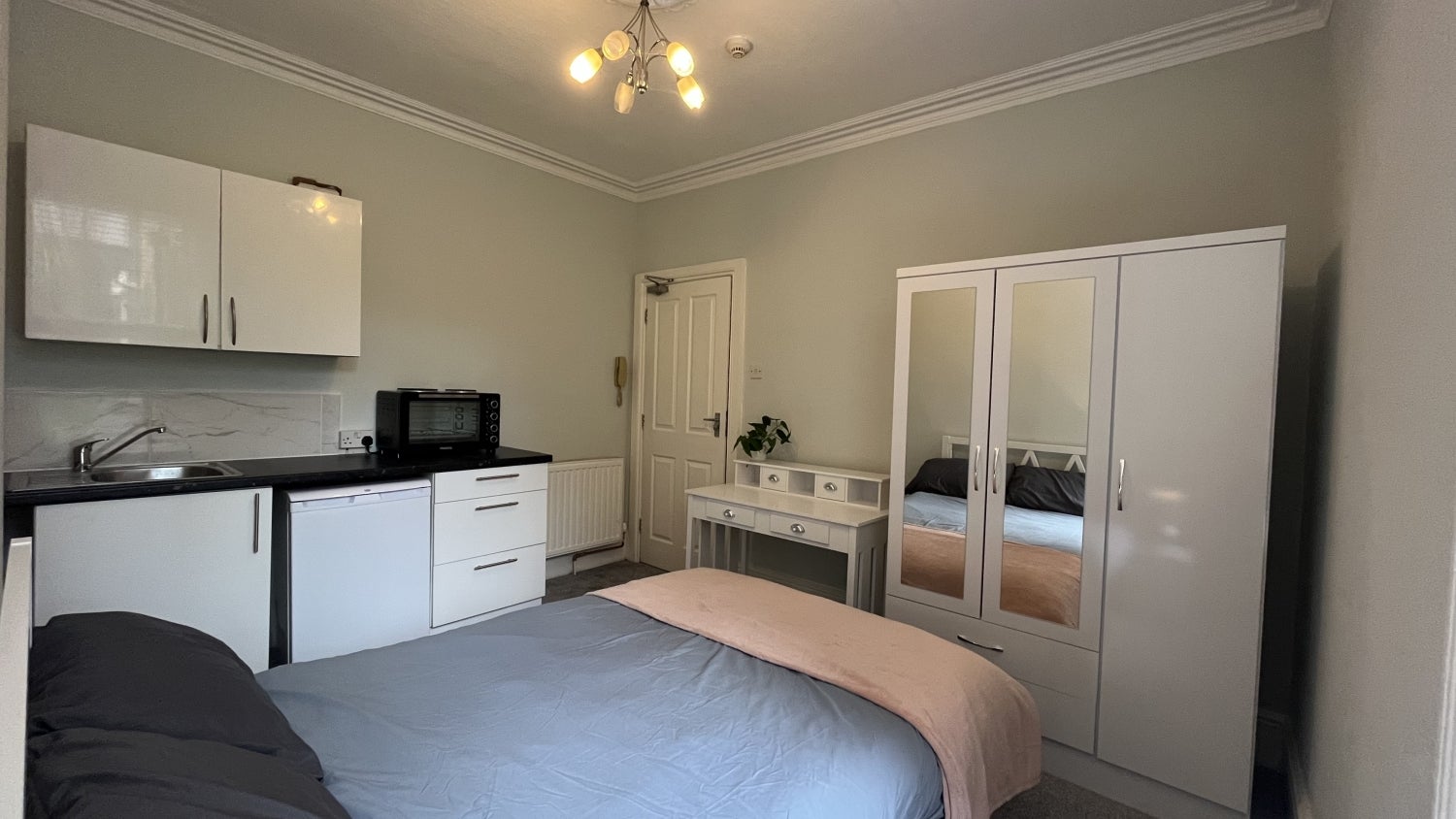 Room Ashley Road in Poole