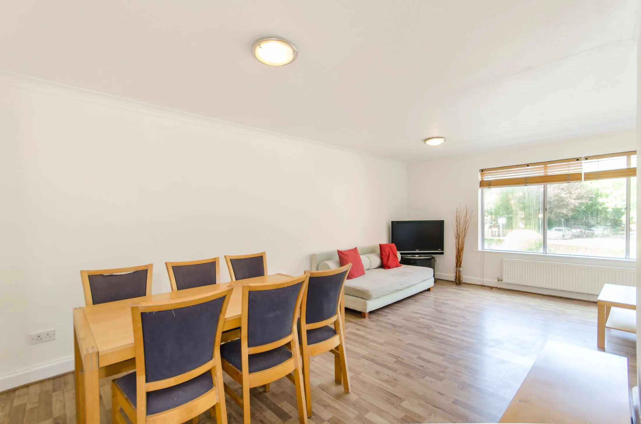 Flat Roxborough Park in Greater London