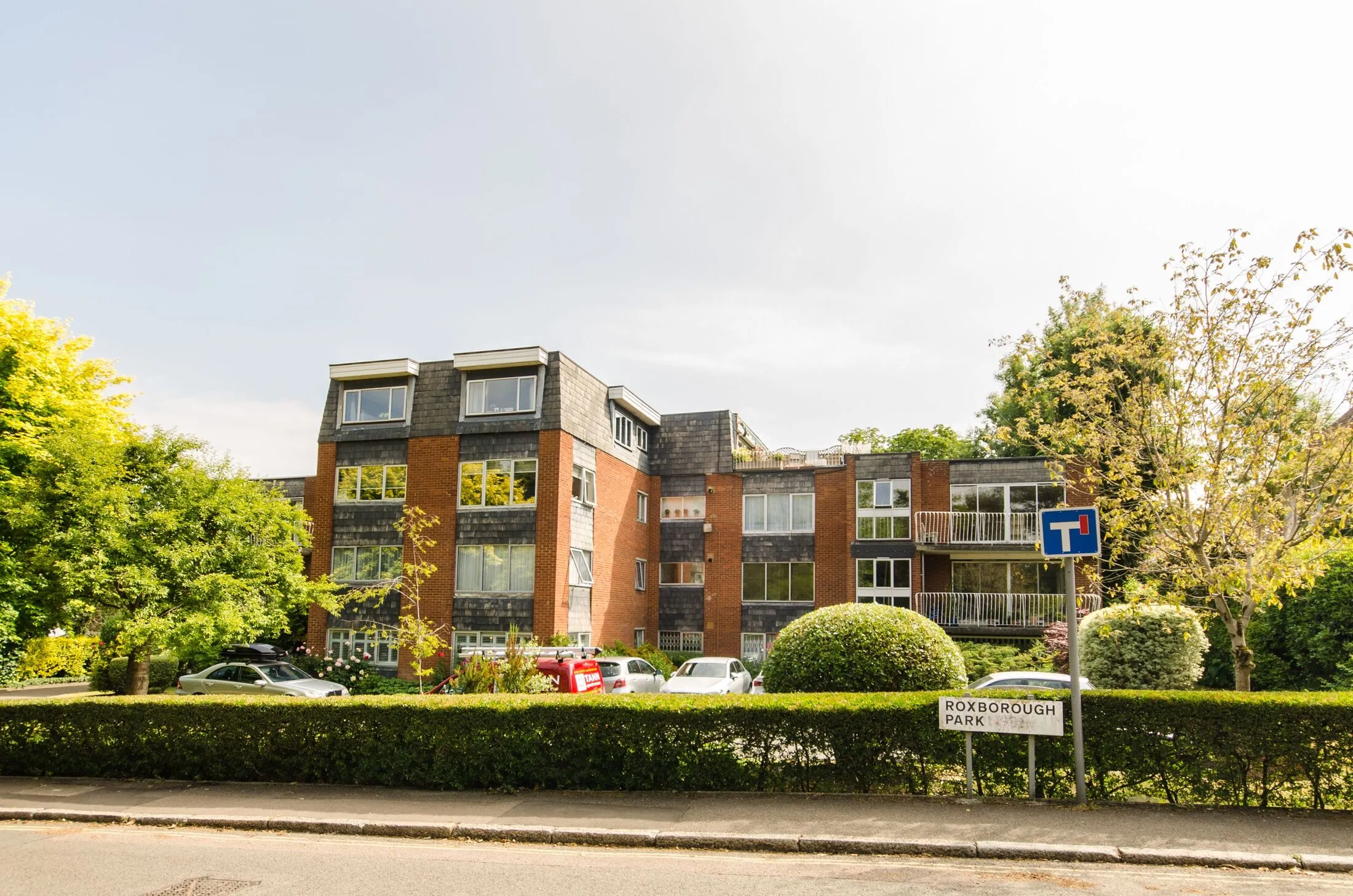 Flat Roxborough Park in Greater London
