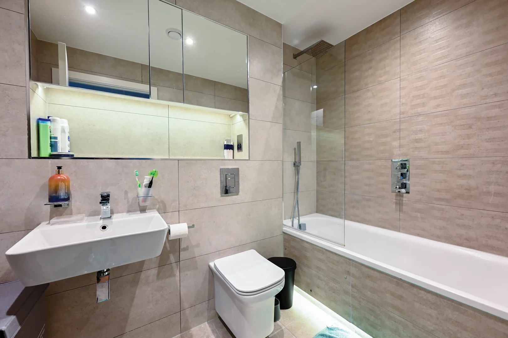 Flat Farnborough Road in Rushmoor