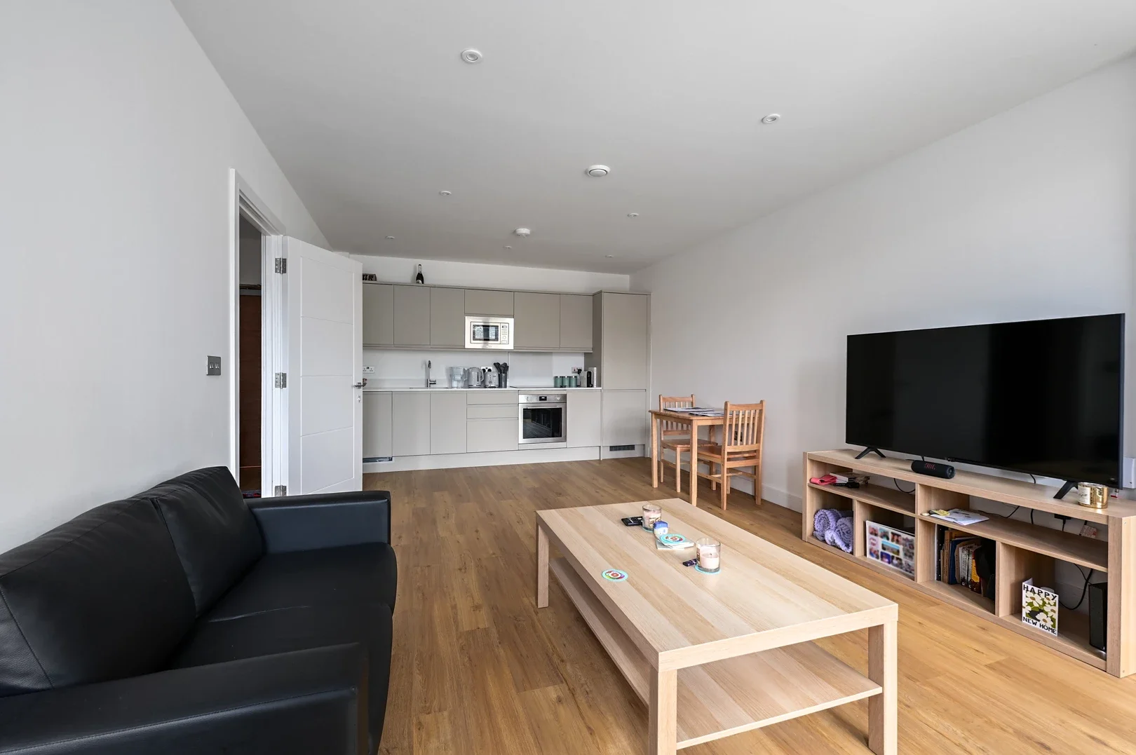 Flat Farnborough Road in Rushmoor