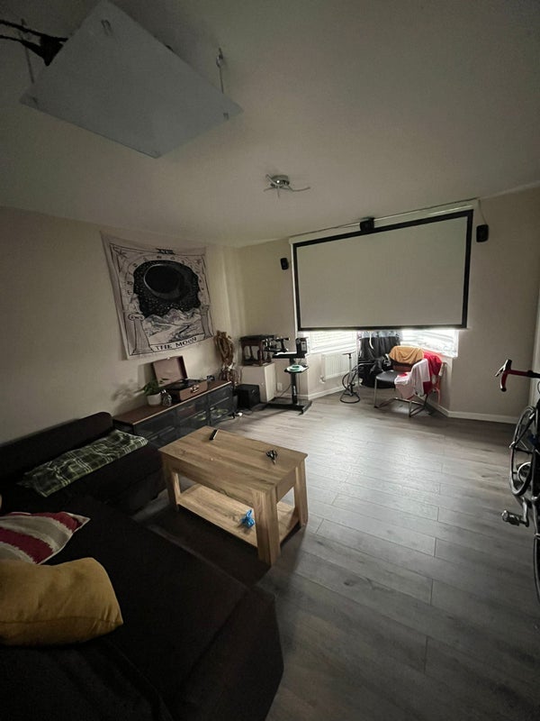 Room Pit Leasow Close in Birmingham