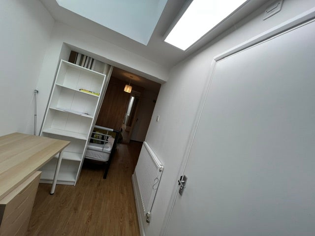 Room Sandringham Court in Slough