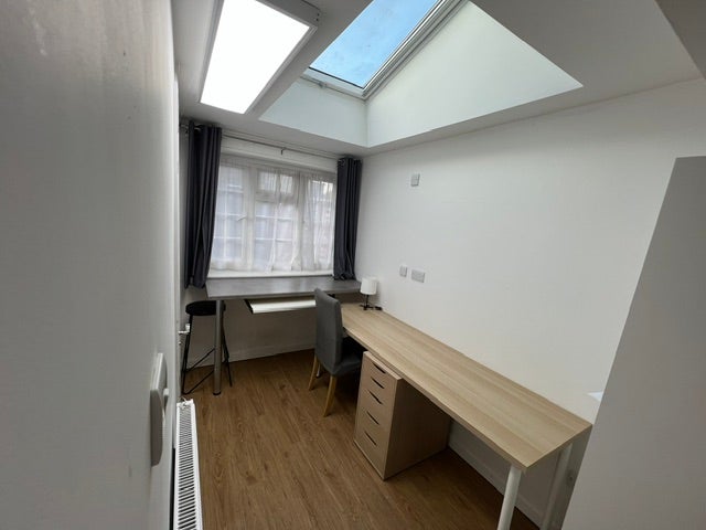 Room Sandringham Court in Slough