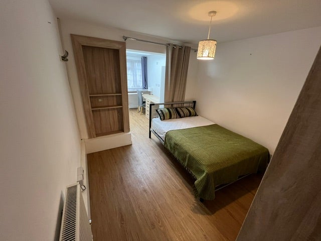 Room Sandringham Court in Slough