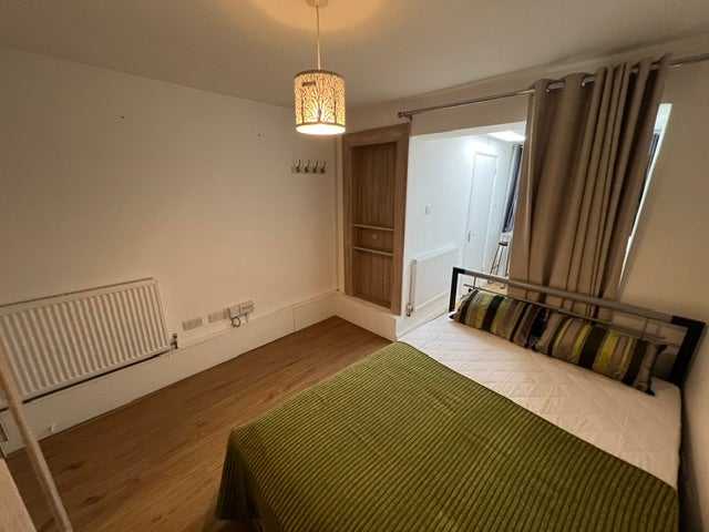Room Sandringham Court in Slough