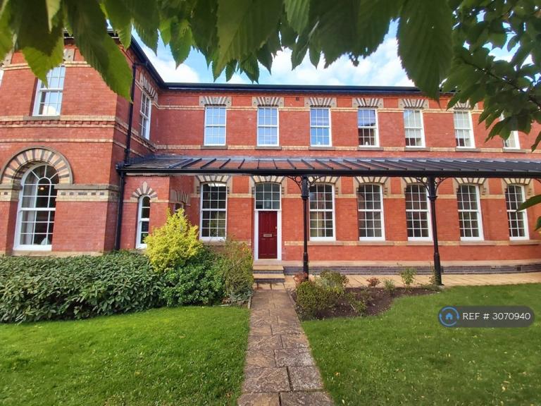 Flat Kensington Square in Macclesfield