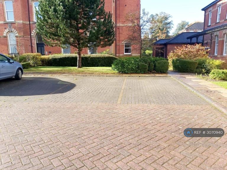 Flat Kensington Square in Macclesfield