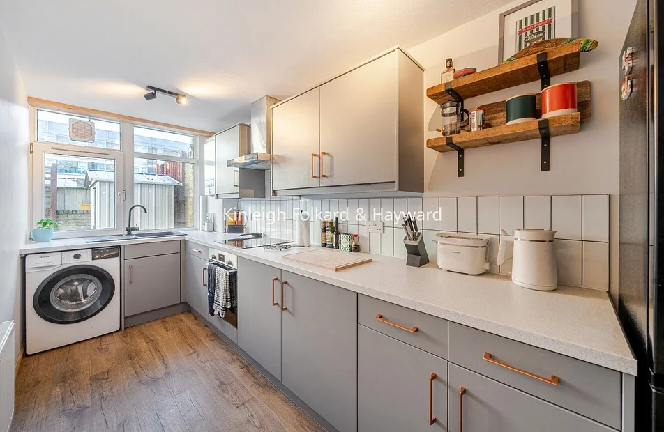 Flat Aytoun Road in Greater London