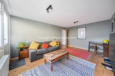 Flat Aytoun Road in Greater London