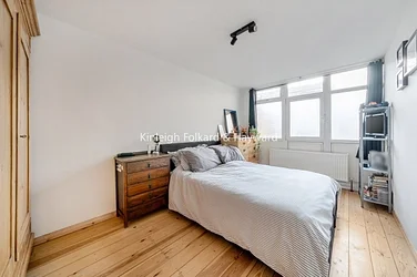 Flat Aytoun Road in Greater London