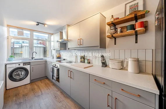 Flat Aytoun Road in Greater London