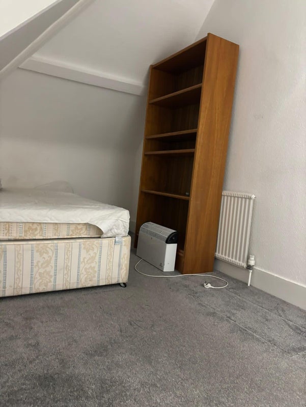 Room High Road in Greater London
