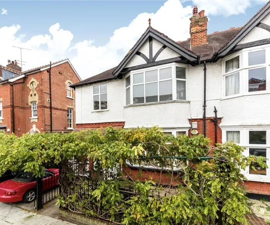 Flat Sheen Park in Greater London