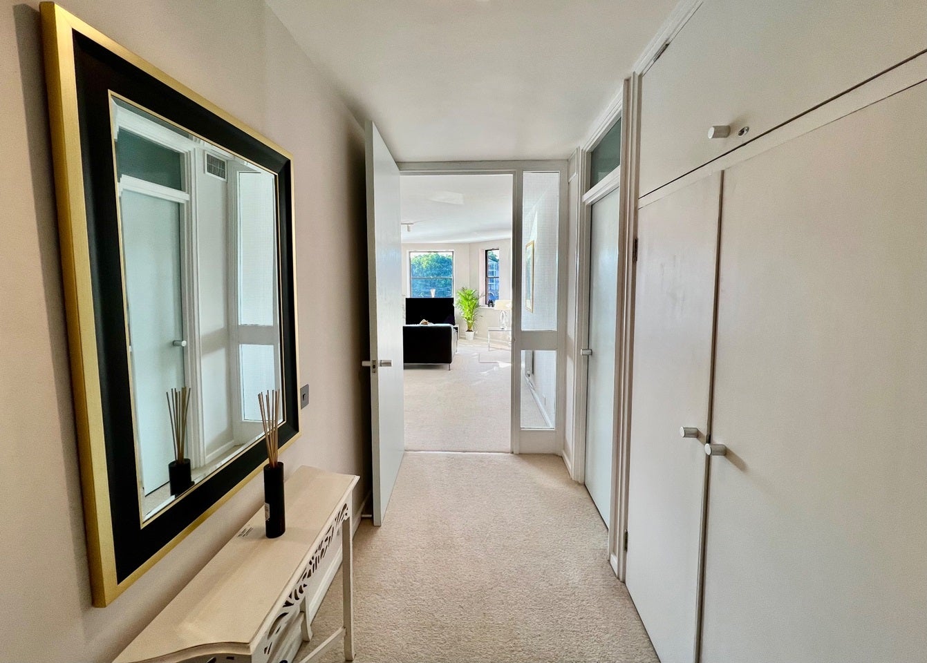 Flat Nine Elms Lane in Greater London