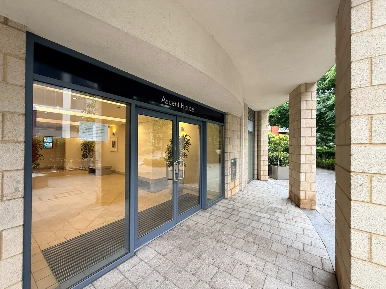 Flat Boulevard Drive in Greater London