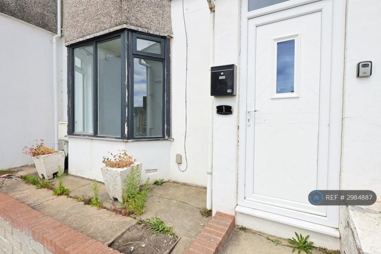 House Commercial Terrace in Treharris
