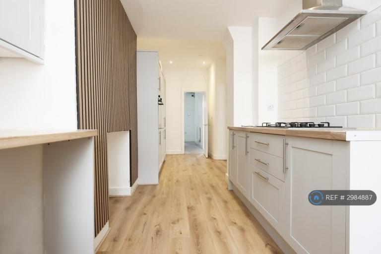 House Commercial Terrace in Treharris