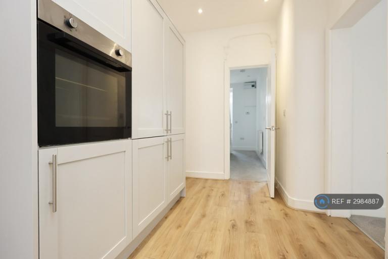 House Commercial Terrace in Treharris
