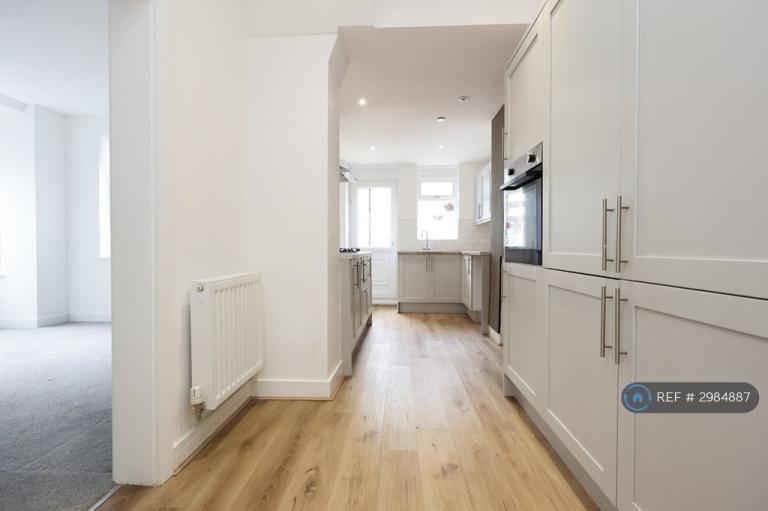 House Commercial Terrace in Treharris