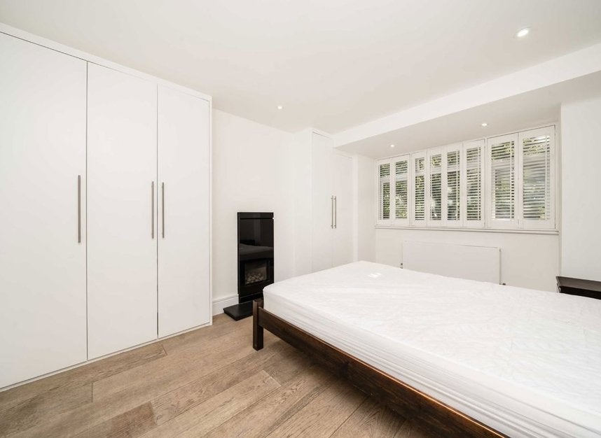 Flat Thornton Avenue in Greater London