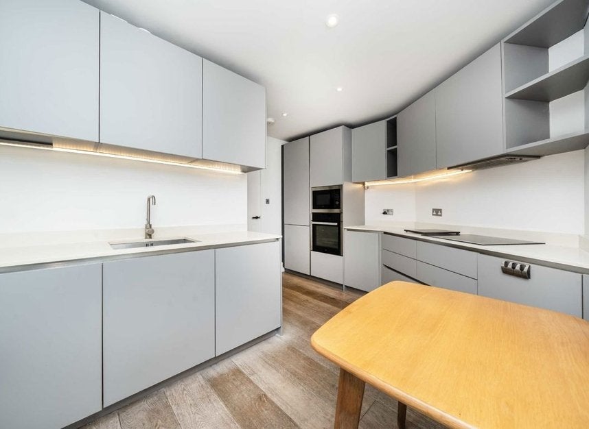 Flat Thornton Avenue in Greater London