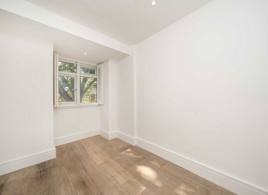 Flat Thornton Avenue in Greater London
