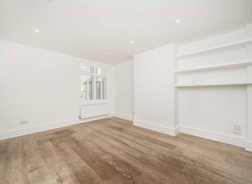 Flat Thornton Avenue in Greater London