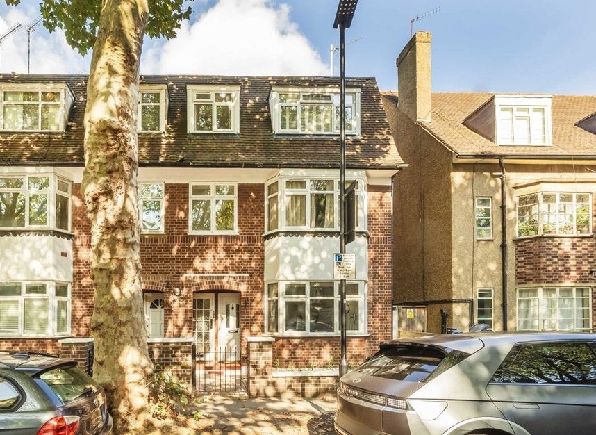 Flat Thornton Avenue in Greater London