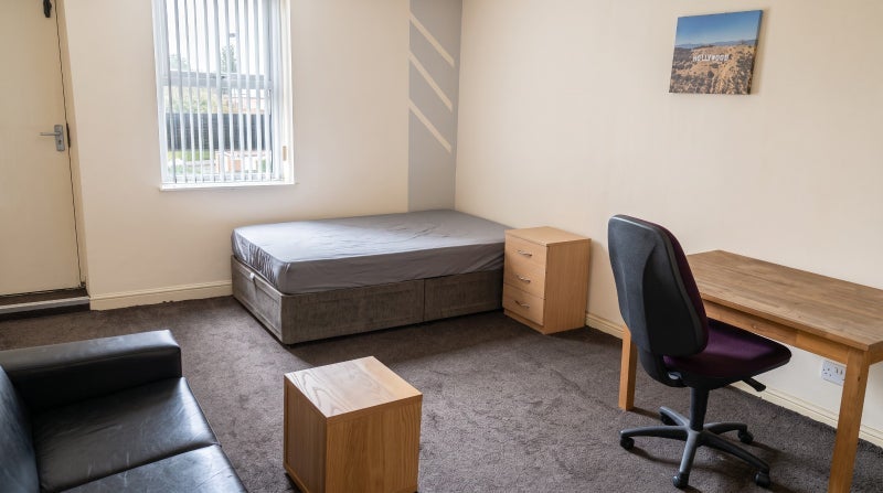 Room Pemberton Drive in Bradford
