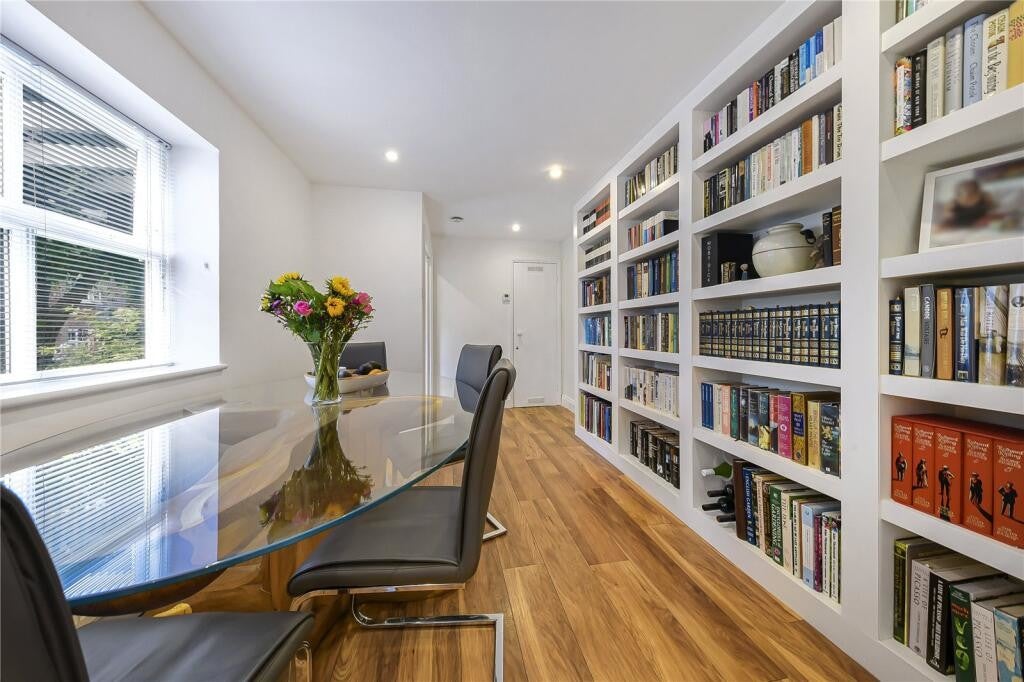 Flat Meadowbank in Greater London