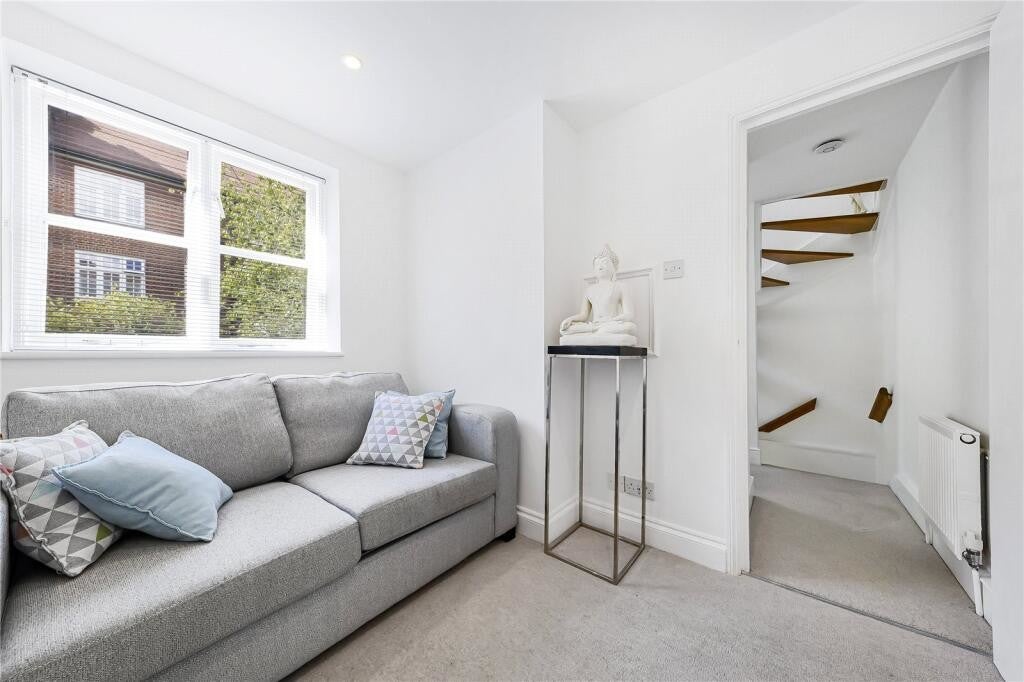 Flat Meadowbank in Greater London