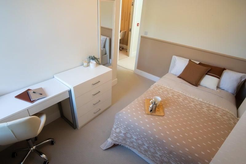 Room Fishponds Road in Bristol