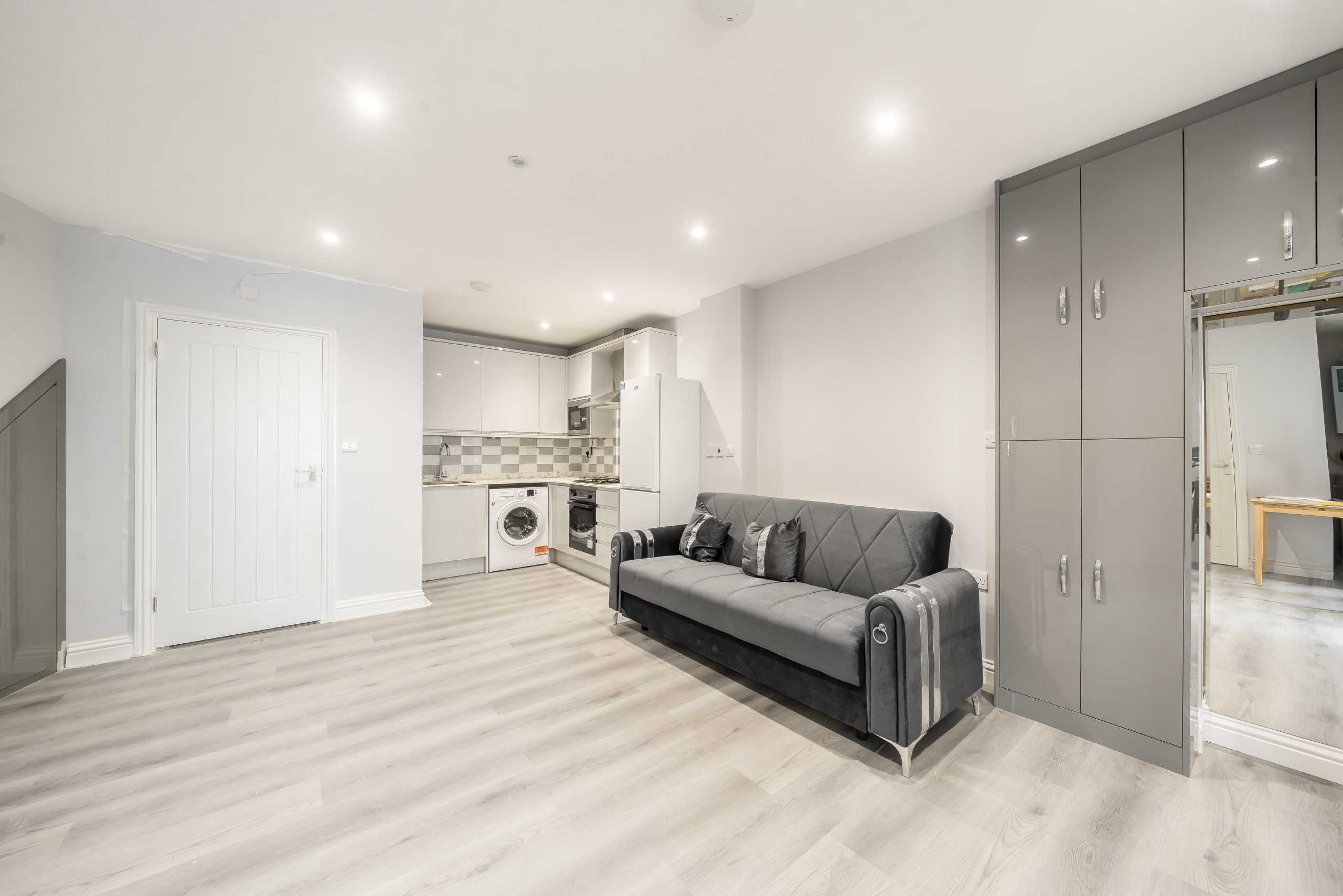 Flat Haydon Park Road in Greater London