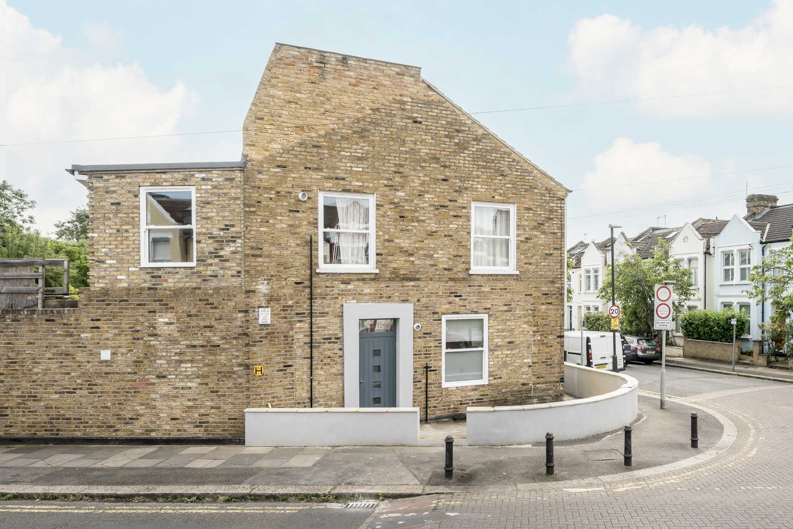 Flat Haydon Park Road in Greater London